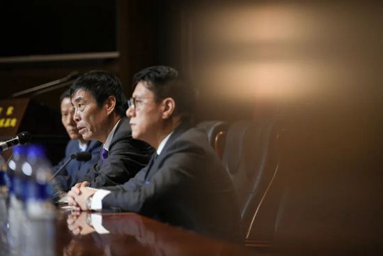 娇妻裸体交换俱乐部换